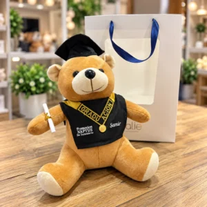 Osito con birrete, estola dorada y diploma. Incluye bolsa de regalo.