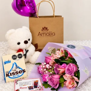 Osito Romance: Osito blanco, ramo de rosas y alstroemerias, chocolates Kisses y globo corazón morado.