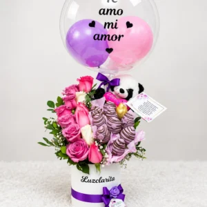 Panda Dulce Amor: Rosas rosadas y blancas, fresas cubiertas de chocolate y un panda de peluche en box.