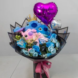 Ramo con dos Stitch y una Ángela, flores artificiales, globos y lazo rosa.