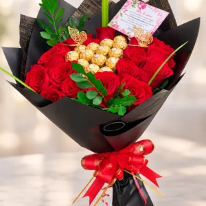 Ramo de rosas rojas y Ferrero con envoltura negra y dorada.