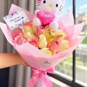 Ramo con Hello Kitty, rosas rosadas y crema, mariposa y envoltura rosa.