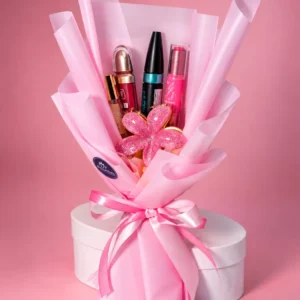 Ramo hermosa: Selección de cosméticos, accesorio floral brillante y un delicado lazo rosa.