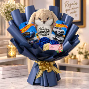 Ramo Hot Wheels con peluche conejo gruñón, autos coleccionables y flores decorativas de Florería Amalia