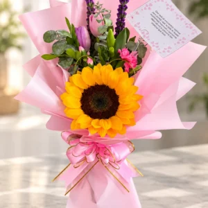 Ramo con un girasol, flores rosadas y violetas.