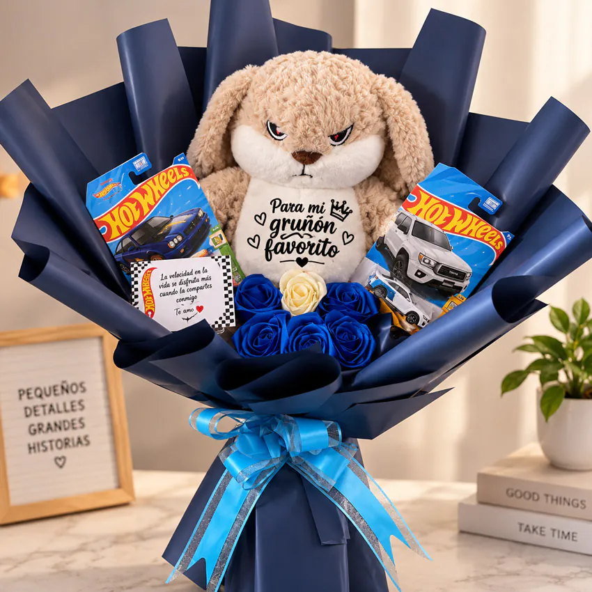 Ramo de regalo con peluche conejo gruñón, Hot Wheels y rosas azules de Florería Amalia