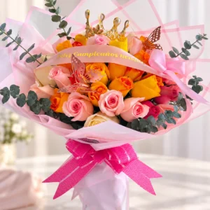 Ramo de rosas multicolor con corona y mariposas.