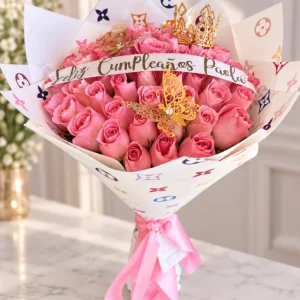 Ramo de rosas rosadas con corona y mariposas.