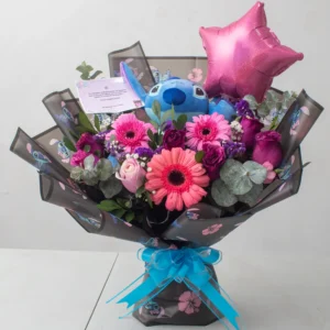 Ramo con Stitch, gerberas rosadas, rosas, globo estrella y lazo celeste.