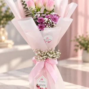 Ramo de tulipanes rosados con flores violetas y blancas.