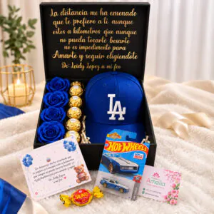 Caja regalo para novio a distancia con gorra, Hot Wheels, chocolates y rosas azules de Florería Amalia