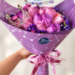 Reina Amatista: Rosas en tonos rosa y lila, pequeñas flores violetas y una corona decorativa.