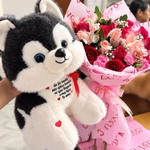 Lobito personalizado junto a rosas rojas y rosadas con envoltura rosa.