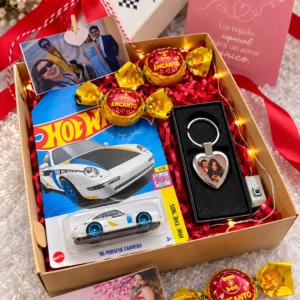 Sorpresa sobre Ruedas: Carrito Hot Wheels, llavero corazón con foto, fotografías y bombones Bon o Bon.