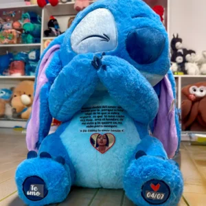 Stitch azul de un metro con las manos junto al rostro.