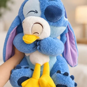 Peluche Stitch azul con patito blanco y patitas bordadas.