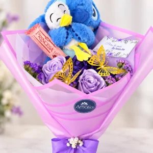 Stitch Dulce Amigo: Stitch abrazando a un pajarito, rosas lilas y barra Princesa, con mariposas decorativas.