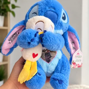 Peluche Stitch azul abrazando un patito blanco.