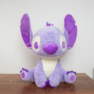 Stitch Lavanda: Peluche de Stitch en tonos lila y violeta, con grandes orejas y patitas bordadas.