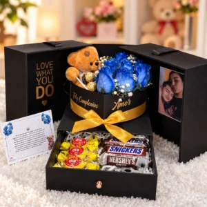 Su Gran Sorpresa: Caja con foto, rosas azules, osito, Snickers, Bon o Bon y chocolates surtidos.