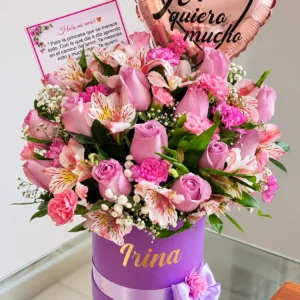 Suspiro Lila: Rosas lilas y rosadas, alstroemerias y pequeñas flores blancas en box morado.